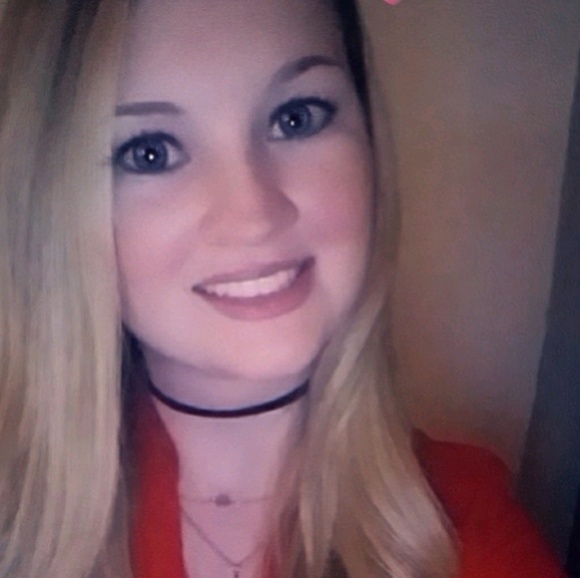 Meet your Posher, Cindy - Picture 2 of 2